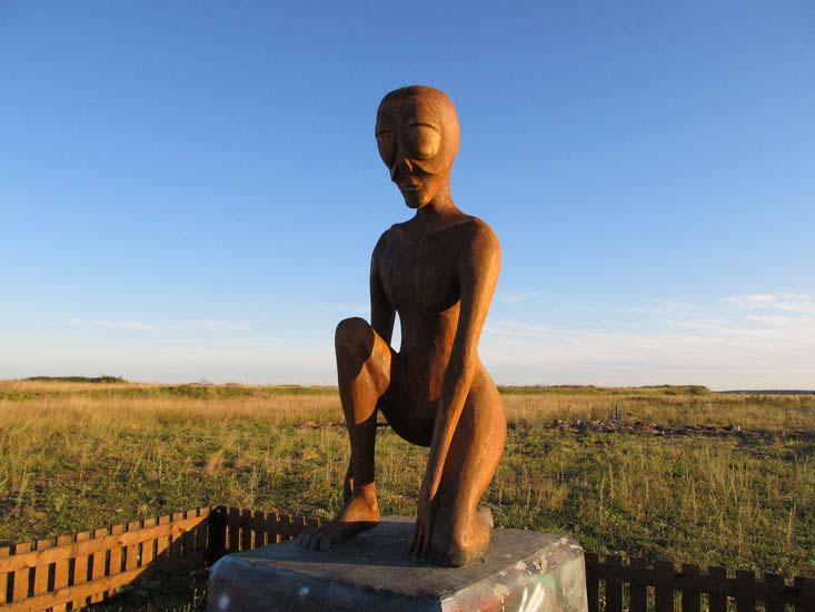 Статуя инопланетянина, стоящего на одном колене в Молёбке